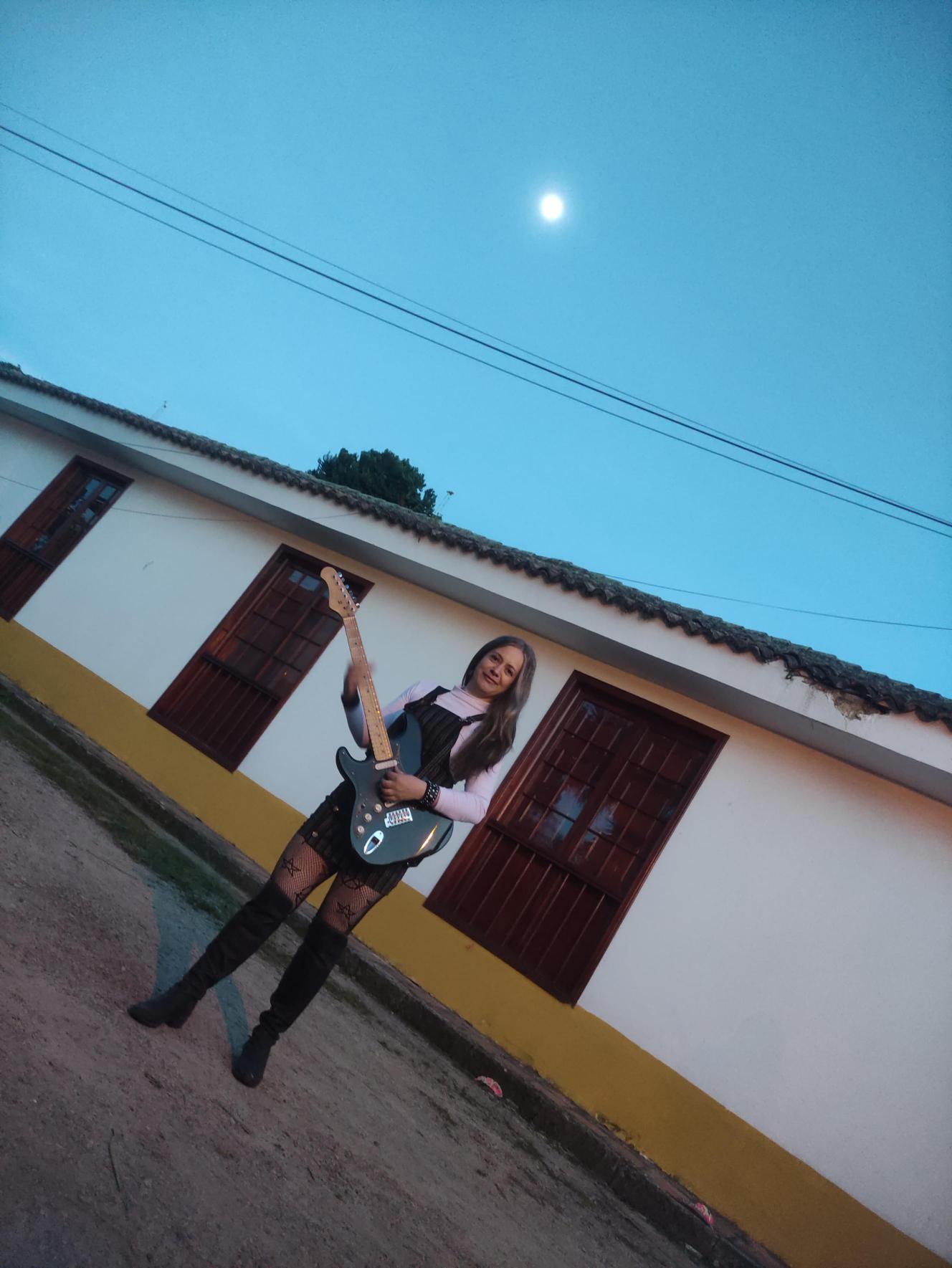 Andrea Hernández en presentación en vivo