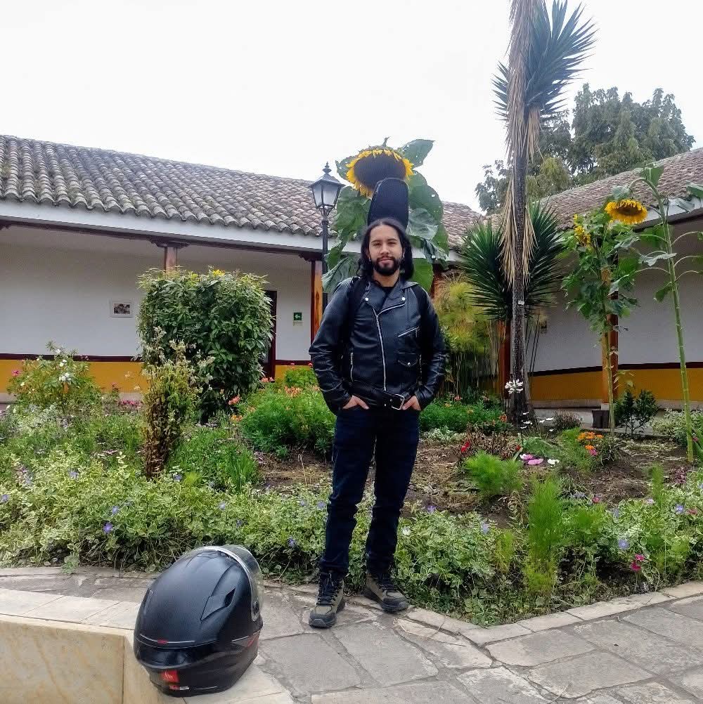 Brayan Bernal cantando en concierto