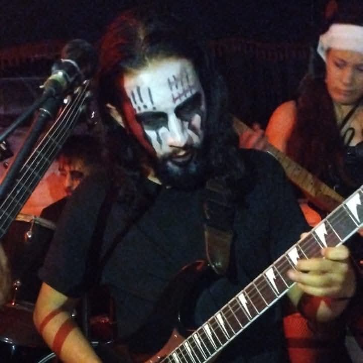 Brayan Bernal cantando en concierto