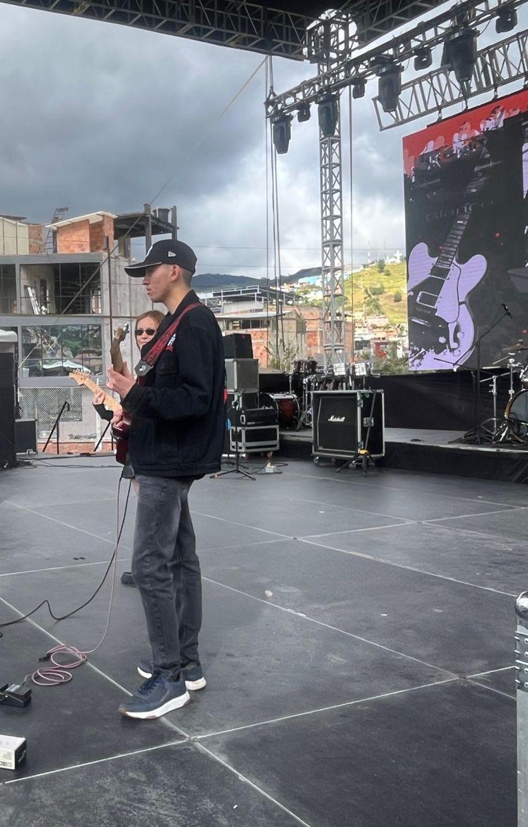 Kenny en vivo tocando guitarra