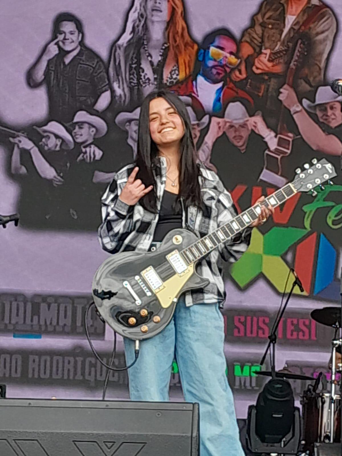 Sharon cantando en el escenario